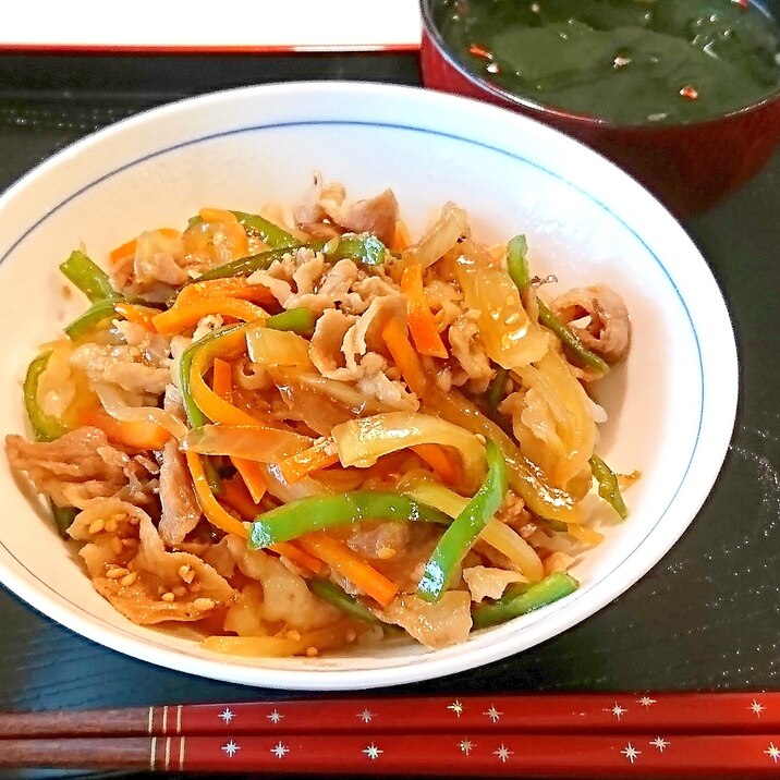 豚ピーマン人参炒め丼